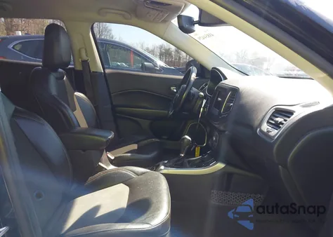 2021 Jeep Compass Latitude 4X4 z USA, uszkodzony, nr VIN 3C4NJDBB8MT558325